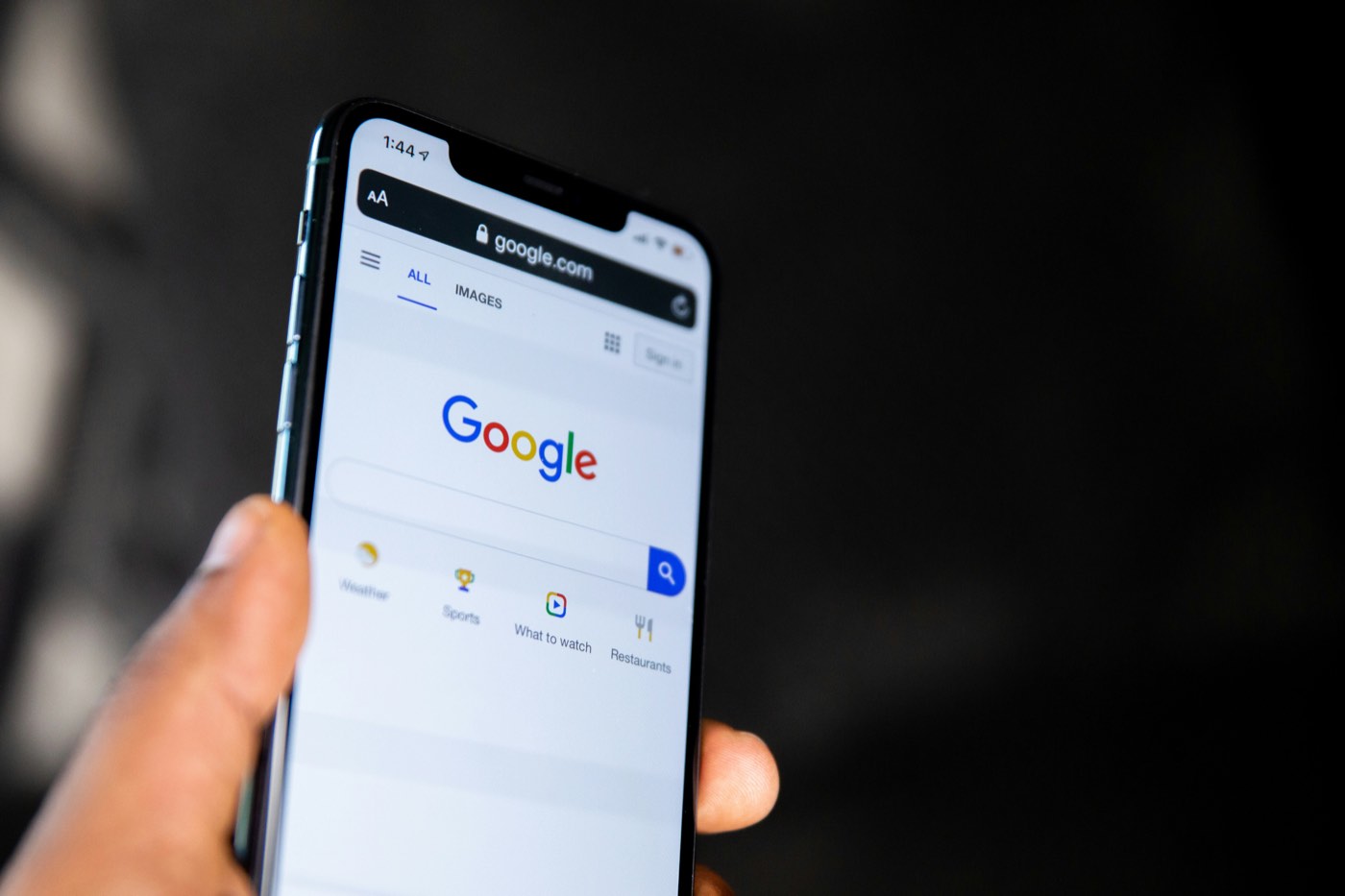 Telefon med Google-søk åpent